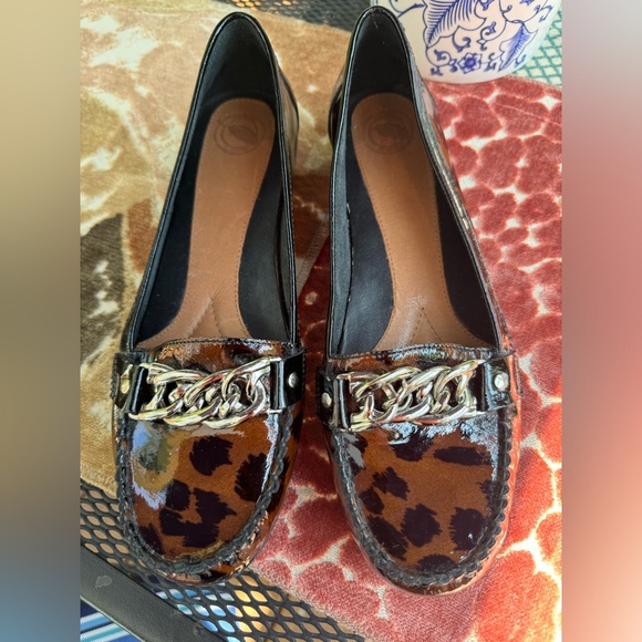 Animal Print Loafers w/ Chain detail Sz 8.5M - Picture 2 of 6